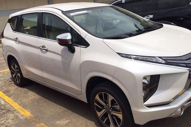 Hình ảnh xe Mitsubishi Xpander tại Việt Nam cho thấy sẽ có tới 2 phiên bản và được phân biệt từ ngoại thất. Cụ thể, bản cao cấp có lưới tản nhiệt mạ chrome, ốp gương chiếu hậu chrome, nẹp chrome chạy dọc theo kính hông và ốp gầm trước sau màu bạc. Phía trước còn có đèn sương mù.