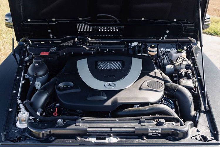 Sức mạnh của chiếc SUV 2 cửa Mercedes-Benz G500 Cabriolet Final Edition 2014 này đến từ động cơ V8 5.5L sản sinh công suất 388 mã lực và mô-men xoắn cực đại 540 Nm, đi kèm hộp số tự động 7 cấp giúp xe tăng tốc từ 0 - 100 km/h trong 6,2 giây.