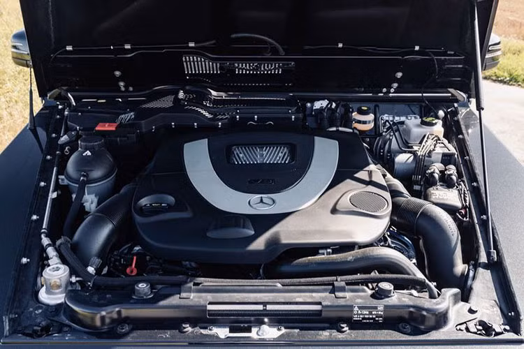 Sức mạnh của chiếc SUV 2 cửa Mercedes-Benz G500 Cabriolet Final Edition 2014 này đến từ động cơ V8 5.5L sản sinh công suất 388 mã lực và mô-men xoắn cực đại 540 Nm, đi kèm hộp số tự động 7 cấp giúp xe tăng tốc từ 0 - 100 km/h trong 6,2 giây.