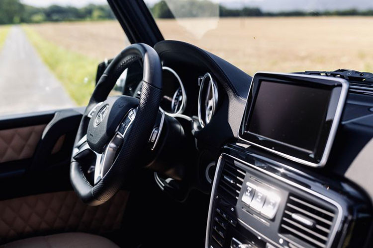 Giống như những người anh em khác, xe được trang bị nhiều tính năng tiêu chuẩn đáng chú ý như đèn pha xenon, gương chiếu hậu chỉnh điện, hỗ trợ đỗ xe, kiểm soát ổn định điện tử, điều hòa tự động, hệ thống định vị vệ tinh và vô lăng AMG.