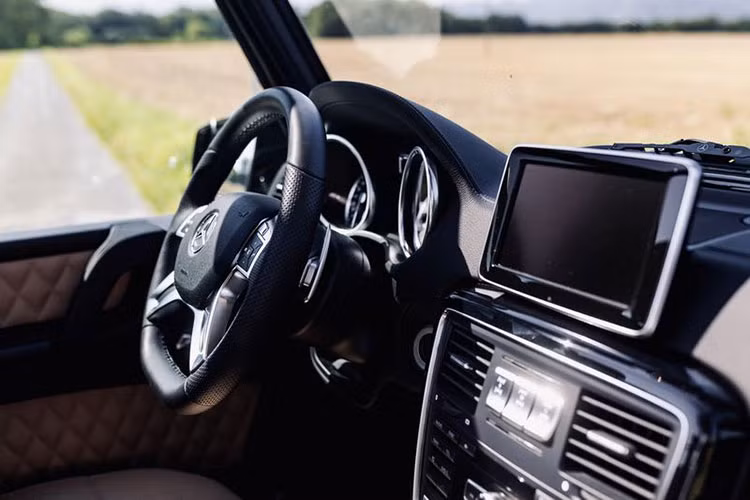 Giống như những người anh em khác, xe được trang bị nhiều tính năng tiêu chuẩn đáng chú ý như đèn pha xenon, gương chiếu hậu chỉnh điện, hỗ trợ đỗ xe, kiểm soát ổn định điện tử, điều hòa tự động, hệ thống định vị vệ tinh và vô lăng AMG.