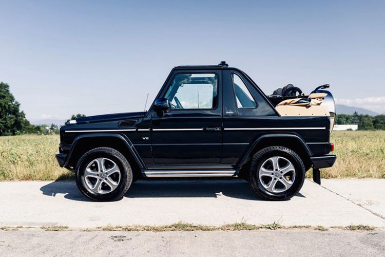 Xe có lớp sơn đen bóng Designo Platinum Black, lưới tản nhiệt kiểu AMG, các điểm nhấn mạ crôm và huy hiệu V8 trên chắn bùn trước.