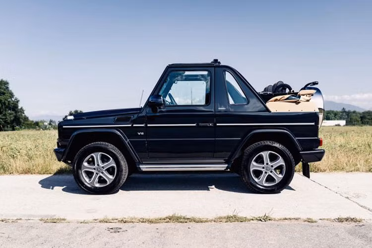 Xe có lớp sơn đen bóng Designo Platinum Black, lưới tản nhiệt kiểu AMG, các điểm nhấn mạ crôm và huy hiệu V8 trên chắn bùn trước.