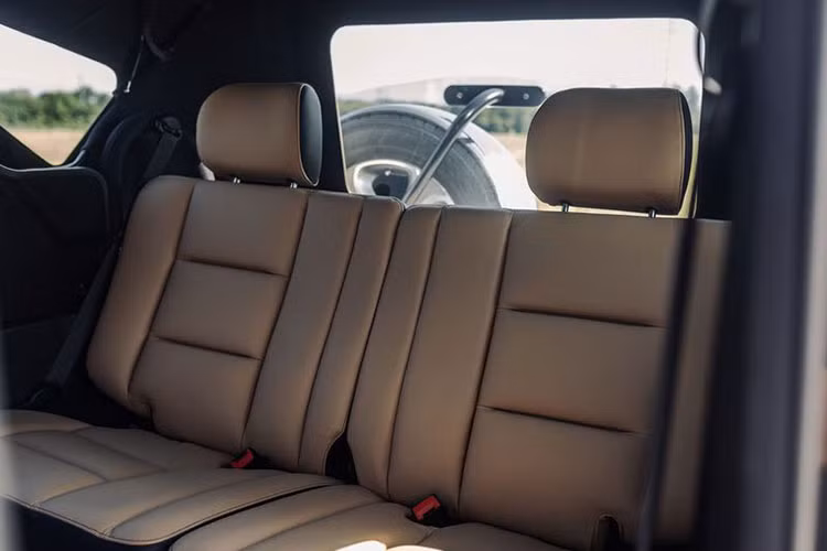 Do chỉ có 3 cửa nên để bước vào hàng ghế sau, hành khách buộc phải hạ ghế trước như trên những chiếc coupe. Chiếc Mercedes-Benz G500 Cabriolet Final Edition này cũng sở hữu cốp sau khá khiêm tốn.