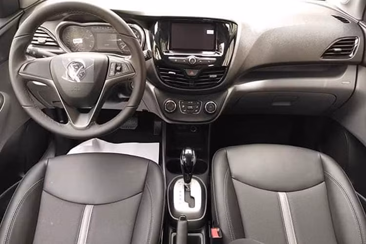 VinFast Fadil ở hữu đèn pha to bản tích hợp dải LED định vị ban ngày. Mặt ca-lăng lớn dễ nhận diện. Đèn hậu thiết kế hiện đại, dùng bóng LED. Nội thất xe được trnag bị màn hình thông tin giải trí cảm ứng 7 inch kết nối Android Auto và Apple CarPlay, hệ thống âm thanh 6 loa, vô lăng ba chấu thể thao, tích hợp nút bấm đa phương tiện, nội thất bọc da kết hợp ghế lái điều chỉnh 6 hướng.