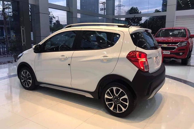 Đi cùng với sức mạnh này là các trang bị an toàn như Loạt phanh ABS/BA/EBD; 06 túi khí; Cân bằng điện tử (ESP); Khởi hành ngang dốc (HSA); Kiểm soát lực kéo (TSC); Tính năng chống lật (ROM)... Tại thời điểm ra mắt, với chính sách 3 không và nhiều ưu đãi giá xe Vinfast Fadil bán ra từ 395 triệu đồng.