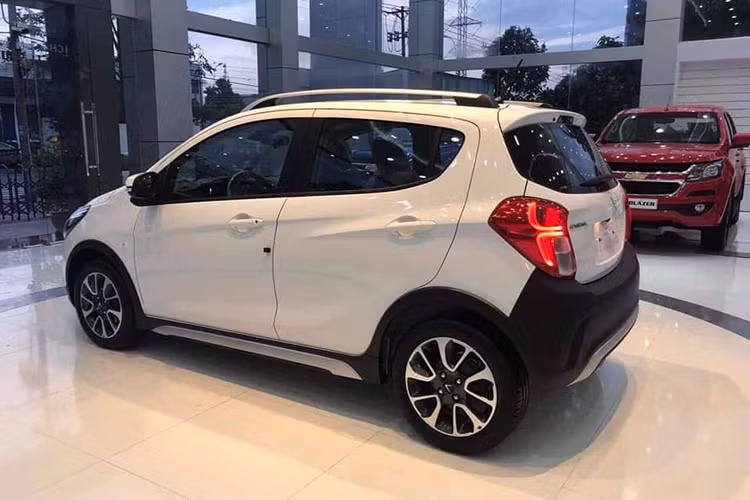 Đi cùng với sức mạnh này là các trang bị an toàn như Loạt phanh ABS/BA/EBD; 06 túi khí; Cân bằng điện tử (ESP); Khởi hành ngang dốc (HSA); Kiểm soát lực kéo (TSC); Tính năng chống lật (ROM)... Tại thời điểm ra mắt, với chính sách 3 không và nhiều ưu đãi giá xe Vinfast Fadil bán ra từ 395 triệu đồng.