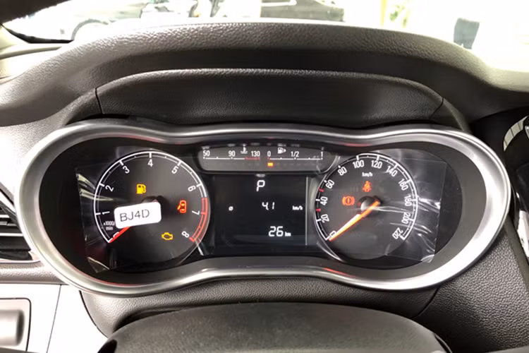 Khác với các mẫu xe hạng A khác và khác ngay với cả người anh em song sinh Karl Rock, Fadil sử dụng hẳn động cơ 1.4L 4 xylanh. Nó cho công suất tối đa 98 mã lực tại 6.200 rpm và mô-men xoắn cực đại 128Nm tại 4.400 rpm sử dụng kết hợp với hộp số tự động vô cấp (CVT). Nhờ đó, Fadil có thể vượt mặt bất kỳ mẫu xe nào cùng phân khúc.