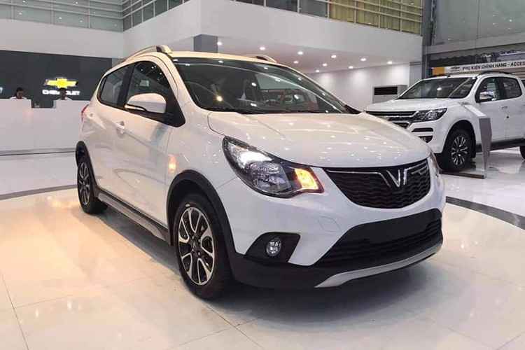 Nhưng kể từ 15/7 sắp tới, mẫu xe này sẽ có giá bán từ 425 triệu đồng cho bản tiêu chuẩn, 459 triệu đồng cho bản nâng cao và cao nhất 499 triệu đồng cho bản Fadil cao cấp. Với biển số mới, giá trị chiếc xe Vinfast Fadil hàng độc này theo giới chơi xe có thể tăng từ 1 tỷ đến 1,5 tỷ đồng.