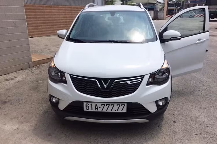 Với cách luận số như vậy, nhiều người không khỏi ngưỡng mộ chủ xe Vinfast Fadil biển khủng - 777.77 này, anh được xem là đã cực kì may mắn bốc trúng biển số này. Trước đó,một chiếc xe Hyundai SantaFe tại Hà Nội cũng đã bốc trúng biển số "ngũ quý" 7. Điều kì lạ là tất cả những chiếc xe này đều mang biển số Hà Nội và cùng có ngoại thất màu trắng.