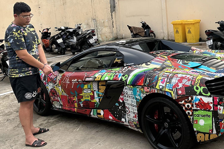 Theo Cơ quan CSĐT, khảng cuối tháng 5/2023, Khanh kẹt tiền trả nợ và chuộc ôtô Mercedes-Benz G63 (chưa có biển số) đang cầm cố nên nói chị Hương đưa giấy tờ chiếc McLaren “để khách mua có thể xem, dễ bán”. Nhận giấy chứng nhận đăng ký xe và giấy đăng kiểm của chị, Khanh chỉ đạo nhân viên là Pha mang đi thế chấp lấy 2 tỷ đồng.