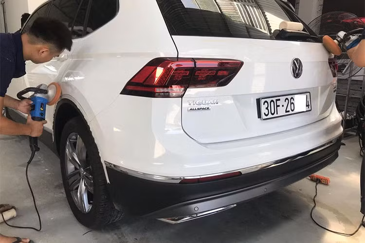 Volkswagen Tiguan Allspace 7 chỗ được trang bị nhiều công nghệ tiên tiến theo tiêu chuẩn xe Đức gồm: Động cơ 2.0L 4 xi lanh tăng áp TSI sản sinh công suất 180 mã lực tại 3,940 – 6,000 vòng/phút cùng mô men xoắn đạt 320Nm/1.500 – 3.940 vòng/phút. Tiêu thụ trung bình 7.8 lít xăng/100km ở điều kiện tiêu chuẩn. Hộp số tự động DSG ly hợp kép 7 cấp.