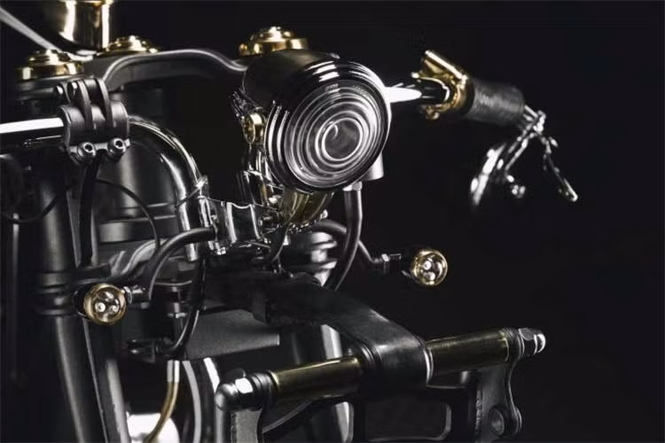 Mặc dù trông giống như chiếc xe chỉ để trưng bày, nhưng thực chất bản độ Yamaha XS650 vẫn chạy được trên đường và có thể đăng ký. Với tất cả các yêu cầu cơ bản như đèn chiếu sáng, chắn bùn, giấy phép đăng ký và các bộ phận cần thiết để di chuyển trên đường, người lái sẽ không lo bị cảnh sát thăm hỏi.