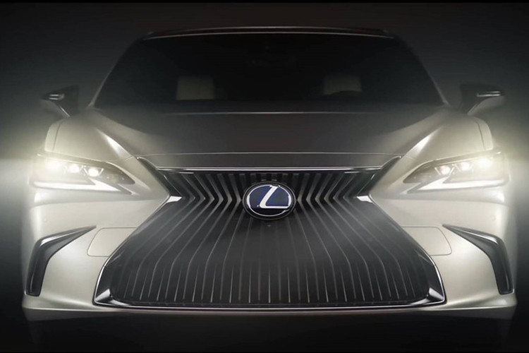 Lexus ES 2019 sẽ sớm được ra mắt tại Triển lãm ôtô Bắc Kinh bắt đầu từ ngày 25/4/2018. Sau khi được ra mắt, nó sẽ cạnh tranh trực tiếp với các đối thủ trong cùng phân khúc như: Volvo S90, BMW 5 Series, Lincoln Continental, Jaguar XF, Audi A6 hay Mercedes-Benz E Class.