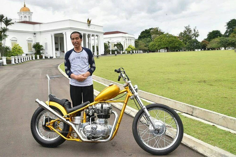 Hình ảnh vị Tổng thống 57 tuổi này xuất hiện cùng môtô phân khối lớn không còn xa lạ với người dân Indonesia vì ông vốn có niềm đam mê với loại xe này. Đầu năm 2018, ông Widodo đã tậu cho mình chiếc Royal Enfield độ kiểu dáng chopper.