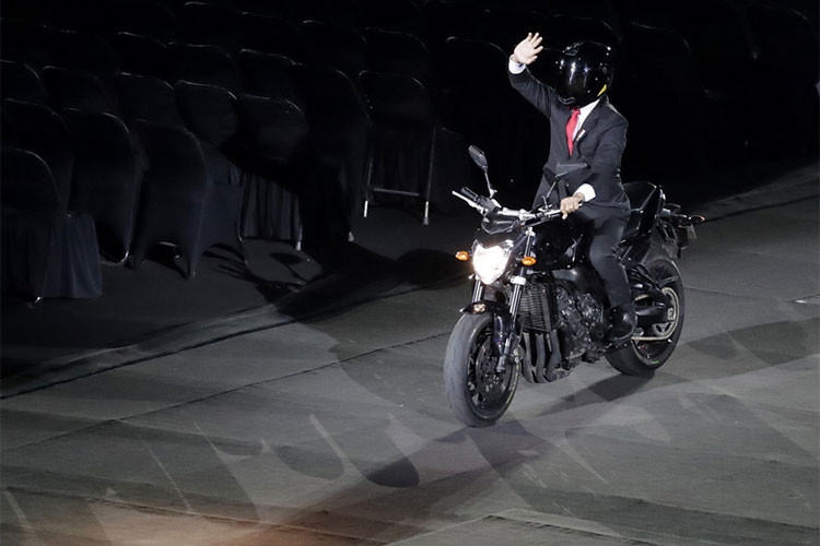 “Sáng tạo, độc đào và hòa đồng”, đó chính làn hững tính từ khen ngợi được cộng đồng mạng không tiếc lời khen tặng Tổng thống Indonesia – ông Joko Widodo khi xuất hiện cùng chiếc xe môtô Yamaha FZ1 tại sân vân động nơi diễn ra buổi khai mạc Đại hội Thể thao Châu Á - ASIAD 2018 thứ 7 vừa qua.