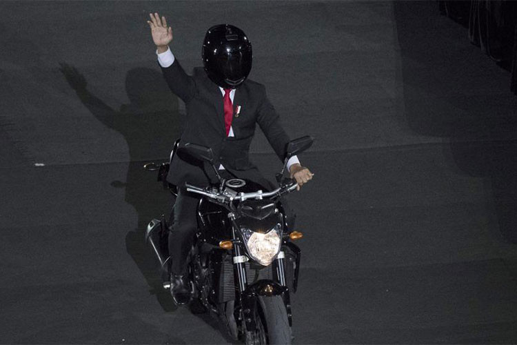 Để có màn ra mắt hoành tráng, ông Widodo dẫn đoàn môtô trên chiếc Yamaha FZ1 tiến vào trong sự trầm trộ của các khán giả trên khu vực khán đài. Trước đó, tại sân vân động, một đoạn video chiếu cảnh Tổng thống Indonesia xuất phát từ tòa nhà chính phủ, lên ô tô di chuyển về phía sân vân động thì bất chợt gặp tắc đường bởi những người hâm mộ.