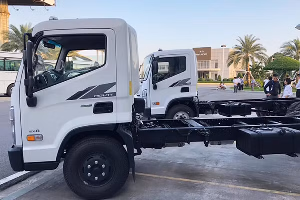 Cabin thế hệ mới của xe thiết kế mang phong cách Châu Âu, theo kiểu “vuông” hiện đại và khác biệt. Mặt trước của xe nổi bật với cặp đèn pha và đèn xi nhan cỡ lớn được bố trí theo chiều dọc, kết hợp với đèn sương mù phía dưới hình chữ nhật, thay vì hình tròn như trước kia.