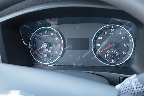 Xe được trang bị hệ thống thông tin giải trí kết nối Radio, Aux, USB thông minh, được đặt ở vị trí trung tâm bảng taplo. Hệ thống điều hòa làm lạnh nhanh mang lại một sự thoải mái khi chạy xe dưới thời tiết khắc nghiệt. Vô lăng thiết kế mới, 4 chấu rất hiện đại. Bảng đồng hồ trung tâm được hiện thiết khá giống với các dòng xe du lịch rất hiện đại và thanh lịch, hiển thị rõ ràng, sắc nét các thông số.