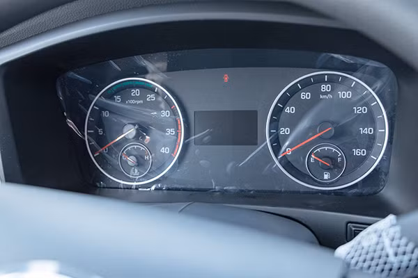 Xe được trang bị hệ thống thông tin giải trí kết nối Radio, Aux, USB thông minh, được đặt ở vị trí trung tâm bảng taplo. Hệ thống điều hòa làm lạnh nhanh mang lại một sự thoải mái khi chạy xe dưới thời tiết khắc nghiệt. Vô lăng thiết kế mới, 4 chấu rất hiện đại. Bảng đồng hồ trung tâm được hiện thiết khá giống với các dòng xe du lịch rất hiện đại và thanh lịch, hiển thị rõ ràng, sắc nét các thông số.