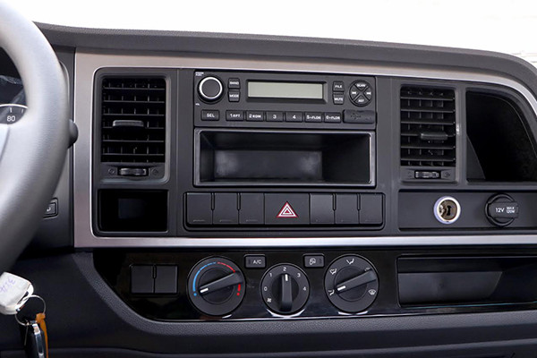 Xe được trang bị cặp gương chiếu hậu kiểu mới, tích hợp thêm gương phụ giúp tăng góc quan sát và độ an toàn khi vận hành xe. Bậc lên xuống xe được che kín chống trơn trượt khi lên và xuống xe khi trời mưa. Độ rộng bậc lên xuống được tăng lên, đồng thời hạ thấp khoảng cách so với mặt đất giúp cho việc lên xuống xe trở nên dễ dàng hơn.