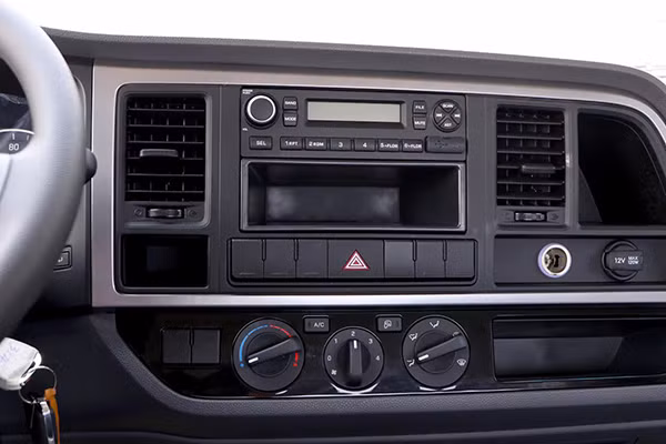 Xe được trang bị cặp gương chiếu hậu kiểu mới, tích hợp thêm gương phụ giúp tăng góc quan sát và độ an toàn khi vận hành xe. Bậc lên xuống xe được che kín chống trơn trượt khi lên và xuống xe khi trời mưa. Độ rộng bậc lên xuống được tăng lên, đồng thời hạ thấp khoảng cách so với mặt đất giúp cho việc lên xuống xe trở nên dễ dàng hơn.