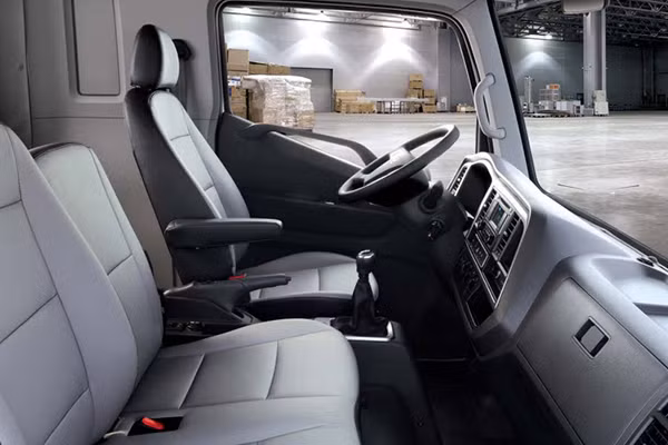 Với kiểu thiết kế này, Mighty EX8 GT mang một dáng vẻ hiện đại, khỏe khoắn và cứng cáp. Điểm khác biệt của Mighty EX8 GT so với phiên bản Mighty EX6 và EX8 chính là vị trí đặt logo Hyundai. Với Mighty EX8 GT, logo Hyundai được đặt ngay trên lưới tản nhiệt, thay vì được đặt chính giữa lưới tản nhiệt như các model EX6 và EX8.