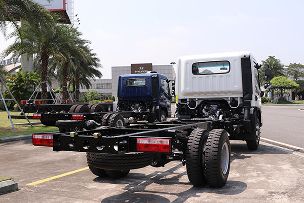 Thiết kế của Mighty EX8 GT được thừa hưởng những nét đột phá từ Mighty EX series. Chiều cao sàn xe được điều chỉnh giảm từ 830mm xuống 760mm làm thấp trọng tâm của xe, giúp cho lái xe cảm nhận tốt hơn khi xe chạy ở tốc độ cao, án toàn hơn khi vào cua, cũng như êm ái hơn khi vào các cung đường xấu. Mighty EX GT sử dụng lốp kích thước 8:25-16 khá thông dụng trong phân khúc tải 7 tấn.