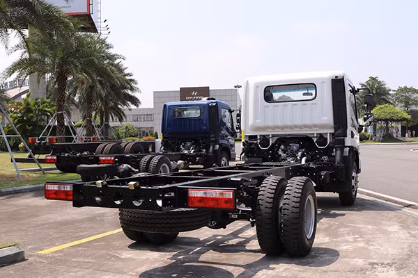 Thiết kế của Mighty EX8 GT được thừa hưởng những nét đột phá từ Mighty EX series. Chiều cao sàn xe được điều chỉnh giảm từ 830mm xuống 760mm làm thấp trọng tâm của xe, giúp cho lái xe cảm nhận tốt hơn khi xe chạy ở tốc độ cao, án toàn hơn khi vào cua, cũng như êm ái hơn khi vào các cung đường xấu. Mighty EX GT sử dụng lốp kích thước 8:25-16 khá thông dụng trong phân khúc tải 7 tấn.