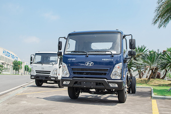 Bên cạnh đó, xe sử dụng hộp số Dymos, M035S5, 5 cấp cho hiệu quả truyền động cực tốt, êm ái và ổn định. Xe vẫn được trang bị hệ thống xử lý khí thải EGR, đảm bảo động chơ hoạt động ổn định và đáp ứng tiêu chuẩn khí thải Euro 4. Giá xe Hyundai Mighty EX GT S1 là 695 triệu đồng, Mighty EX GT S2 là 715 triệu đồng và Mighty EX GTL là 730 triệu đồng được TC MOTOR phân phối thông qua hệ thống Đại lý Hyundai. 