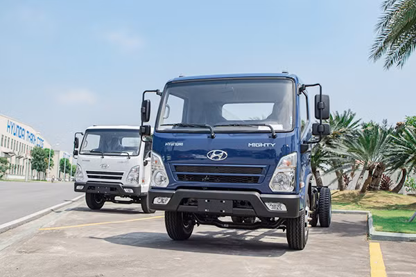 Bên cạnh đó, xe sử dụng hộp số Dymos, M035S5, 5 cấp cho hiệu quả truyền động cực tốt, êm ái và ổn định. Xe vẫn được trang bị hệ thống xử lý khí thải EGR, đảm bảo động chơ hoạt động ổn định và đáp ứng tiêu chuẩn khí thải Euro 4. Giá xe Hyundai Mighty EX GT S1 là 695 triệu đồng, Mighty EX GT S2 là 715 triệu đồng và Mighty EX GTL là 730 triệu đồng được TC MOTOR phân phối thông qua hệ thống Đại lý Hyundai. 