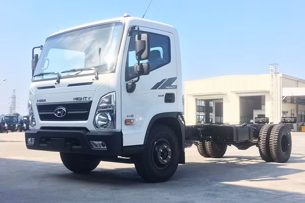 Hyundai Mighty EX8 GT được trang bị động cơ D4CC với dung tích xylanh là 2.891cc, cho công suất tối đa là 160ps và momen xoắn là 40kg. Động cơ D4CC trang bị hệ thống common rail mới nhất với kim phun 4 giai đoạn, áp suất phun lên tới 2000bar. Turbo tăng áp VGT đảm bảo cho động cơ hoạt động hiểu quả ở tốc độ vòng tua thấp.