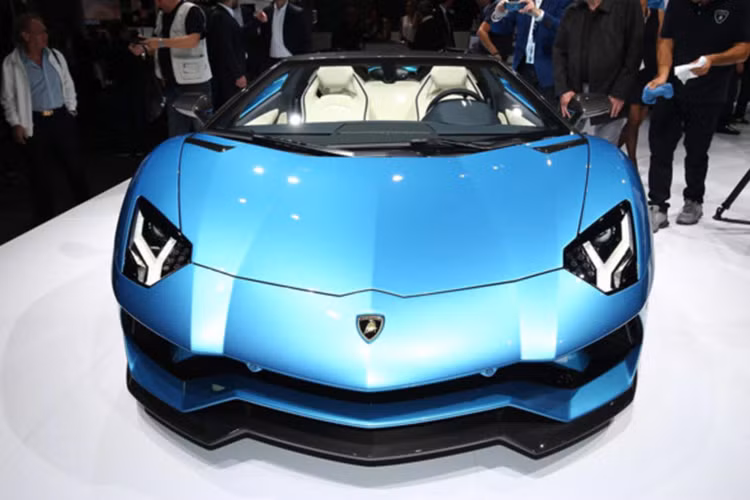 Siêu xe được nâng cấp về mặt kiểu dáng và các thông số kỹ thuật giống như các phiên bản nâng cấp trước đây của Lamborghini, và điểm nổi bật là phần mái với trọng lượng 6kg có thể tháo rời. Ngoài ra, toàn bộ tấm mui xe được làm bằng sợi carbon đen mờ và không tốn thêm chi phí hoặc khách hàng có thể lựa chọn kiểu dáng có độ bóng cao, sợi carbon có thể nhìn thấy được.
