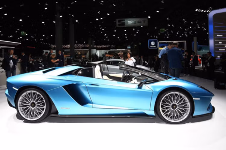 Mẫu siêu xe Lamborghini Aventador S Roadster 2018 sẽ có giá bán từ 313.666 euro ở thị trường châu Âu, giá 460.247 USD ở thị trường Mỹ, giá 251.462 bảng ở Anh quốc và 46.267.692 yên ở Nhật Bản. Xe bắt đầu được giao tới khách hàng từ tháng 2/2018.