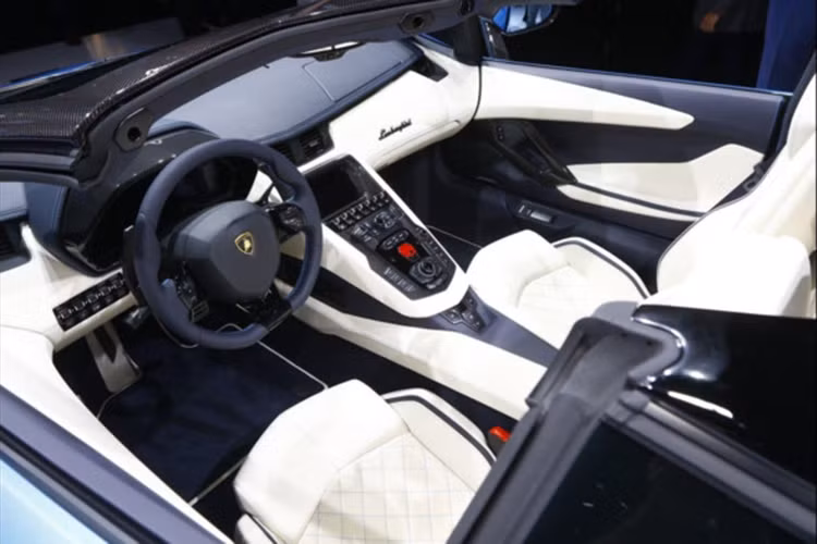 Về nội thất, siêu xe Aventador S Roadster bao gồm bảng điều khiển kỹ thuật số TFT có thể tùy chỉnh được tích hợp với Apple CarPlay... Các hàng ghế được bọc toàn bộ bằng da cao cấp màu kem với điểm nhấn bằng các đường chỉ màu xanh cùng tông màu với ngoại thất.