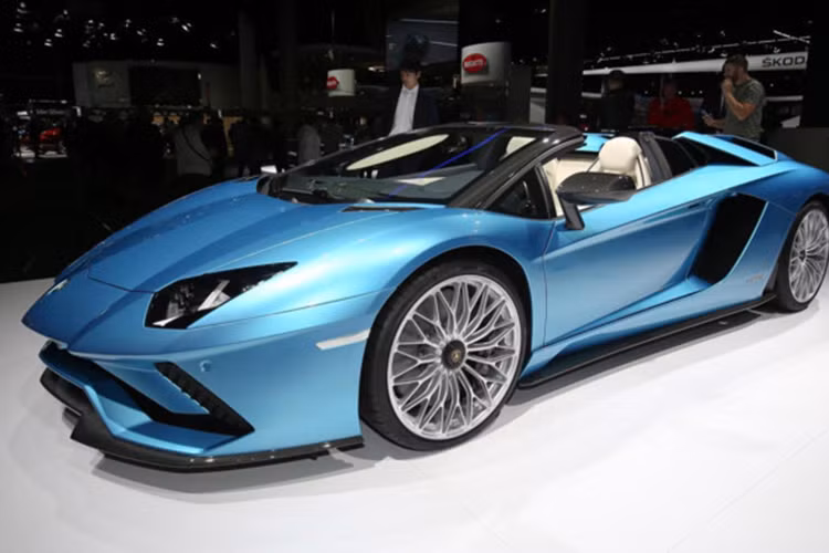 Sau ngày ra mắt toàn cầu, siêu xe mui trần Lamborghini Aventador S Roadster đã chính thức được trưng bày tại Triển lãm ôtô quốc tế Frankfurt 2017 đang diễn ra tại Đức. Ngoại hình của chiếc Aventador S Roadster vẫn giữ những thiết kế đặc trưng của Aventador S. Sự khác biệt giữa hai chiếc xe nằm ở phần mui và phần trên đuôi xe vùng khoang động cơ.