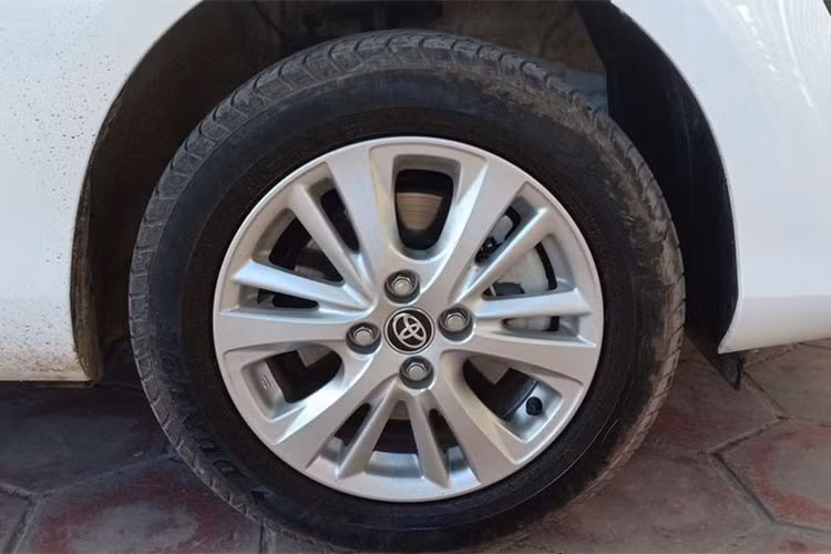 Tất cả các phiên bản của mẫu xe giá rẻ Toyota Vios phiên bản 2018 đều được trang bị an toàn với 7 túi khí, phanh ABS và EBD cùng hệ thống hỗ trợ phanh, cân bằng điện tử VSC và hỗ trợ khởi hành ngang dốc.