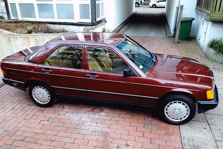 Theo các giấy tờ đi kèm trên chiếc Mercedes-Benz 190 này, thì đây là một phiên bản tại thị trường Mỹ, đó là lý do mà đơn vị trên công-tơ-mét là dặm thay vì km, đèn pha của xe cũng là bản dành cho người mua ở Mỹ.