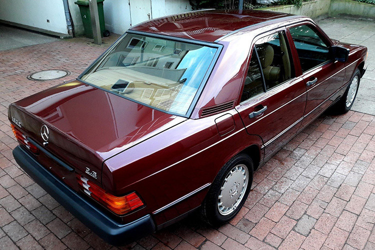 Tuy nhiên, hiện chiếc xe đặc biệt này lại đang có mặt tại quê nhà Đức. Giá xe Mercedes-Benz 190E hiện đang được rao bán lên tới 49.900 Euro (tương đương khoảng 1,29 tỷ đồng) - khá cao nhưng đáng để cho những người yêu xe Mercedes-Benz sưu tầm.