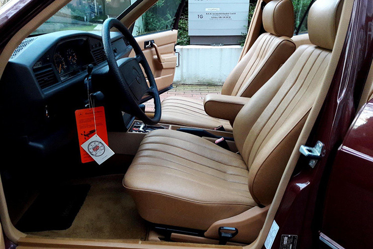 Theo quan sát, các bức ảnh tring bài viết này cho thấy những bộ phận của xe gần như mới toanh, từ lớp sơn bóng bên ngoài cho tới nội thất xe...