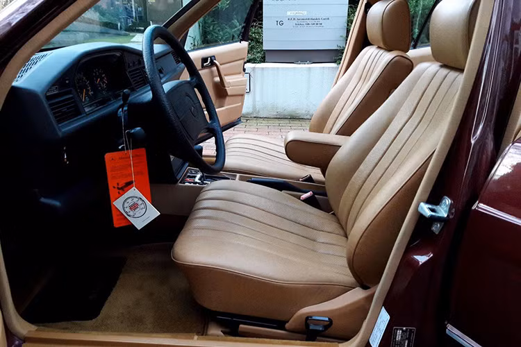 Theo quan sát, các bức ảnh tring bài viết này cho thấy những bộ phận của xe gần như mới toanh, từ lớp sơn bóng bên ngoài cho tới nội thất xe...