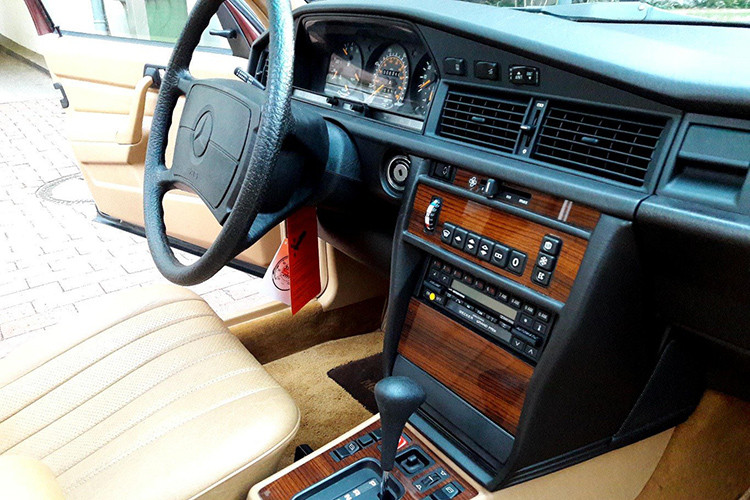 Người rao bán chiếc Mercedes-Benz 190E (W201) màu đỏ kim loại này nói rằng chiếc xe của ông đã được cất giữ trong một cơ sở kiểm soát khí hậu nhiều năm nay và thậm chí còn chưa từng được đăng ký.