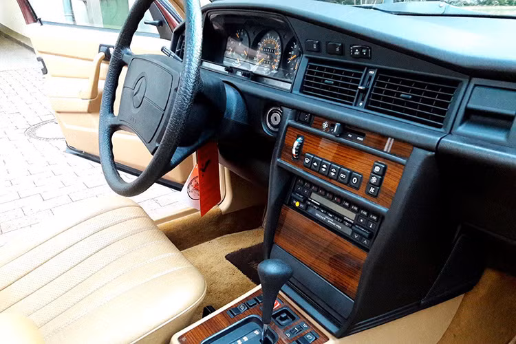 Người rao bán chiếc Mercedes-Benz 190E (W201) màu đỏ kim loại này nói rằng chiếc xe của ông đã được cất giữ trong một cơ sở kiểm soát khí hậu nhiều năm nay và thậm chí còn chưa từng được đăng ký.