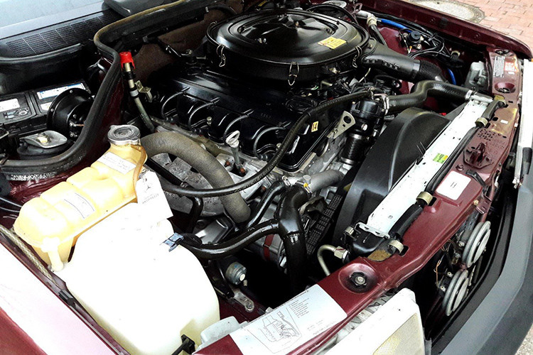 Chiếc xe được trang bị bộ mâm đúc độc đáo làm từ hợp kim, có kích thước 15 inch, ghế bọc da màu be ấm áp, sang trọng, hộp số tự động 4 cấp, kiểm soát hành trình, điều hòa, cửa sổ trời chỉnh điện, cửa sổ điện, radio Becker, túi khí tài xế và nhiều tính năng khác.