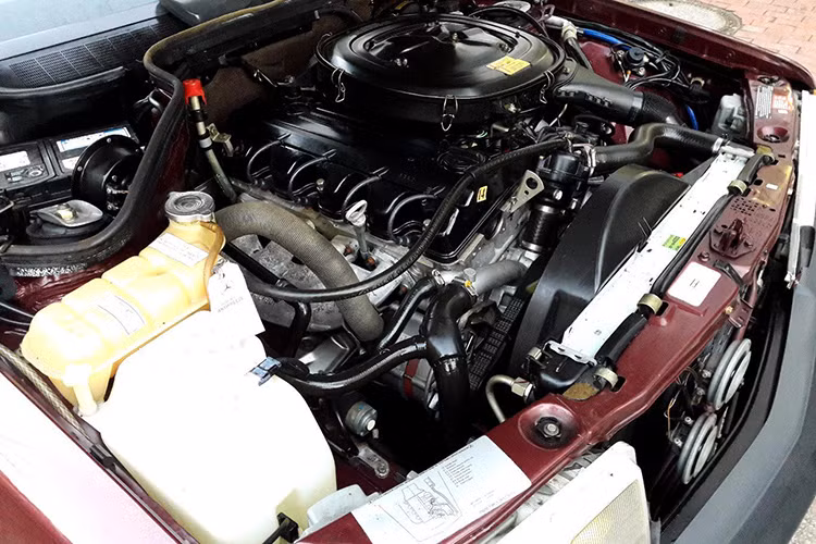 Chiếc xe được trang bị bộ mâm đúc độc đáo làm từ hợp kim, có kích thước 15 inch, ghế bọc da màu be ấm áp, sang trọng, hộp số tự động 4 cấp, kiểm soát hành trình, điều hòa, cửa sổ trời chỉnh điện, cửa sổ điện, radio Becker, túi khí tài xế và nhiều tính năng khác.