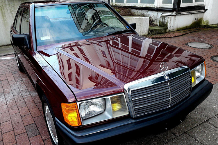 Mẫu xe sang Mercedes-Benz 190 thế hệ W201 được ra mắt vào năm 1982. Ở thời điểm đó, việc ra mắt Mercedes-Benz 190 được coi là một động thái mạo hiểm nhưng hãng xe sang Đức đã thành công rất lớn với nó.