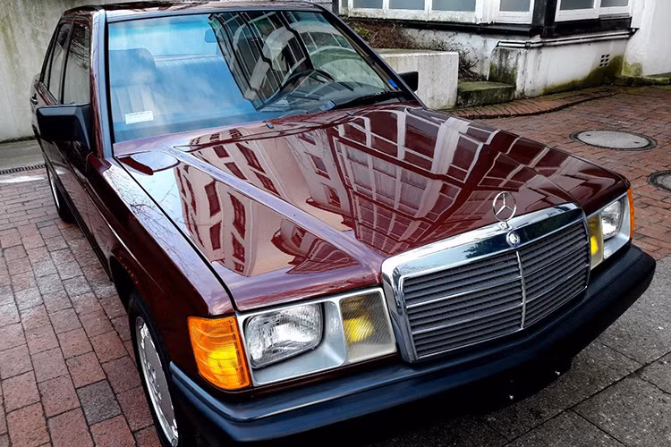 Mẫu xe sang Mercedes-Benz 190 thế hệ W201 được ra mắt vào năm 1982. Ở thời điểm đó, việc ra mắt Mercedes-Benz 190 được coi là một động thái mạo hiểm nhưng hãng xe sang Đức đã thành công rất lớn với nó.