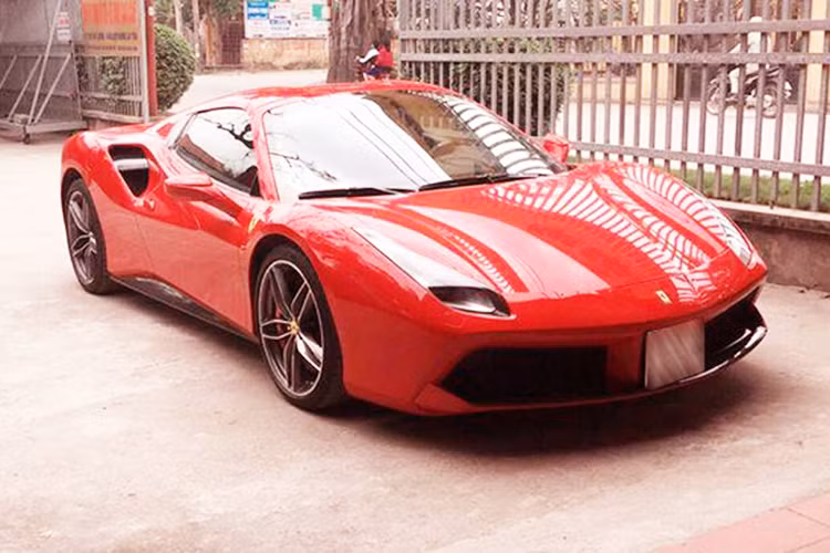 Vào đầu tháng 1/2017, giới chơi xe khá bất ngờ khi thông tin về chiếc siêu xe Ferrari 488 Spider đầu tiên xuất hiện tại Việt Nam đã cập cảng tại Hải Phòng. Đến nay những hình ảnh về "siêu ngựa" mui trần này xuất hiện ở biệt thự cao cấp Hà Nội với chiếc biển kiểm soát CV đã gây sự chú ý.
