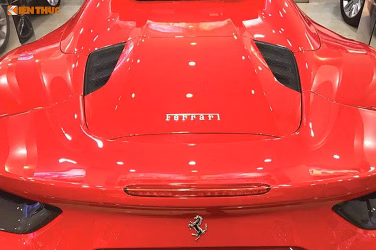 Không chỉ gây ấn tượng với người nhìn bởi “bộ cánh” màu đỏ Rosso Corsa nổi bật mà siêu xe mui trần Ferrari 488 GTB Spider còn sở hữu thiết kế thể thao, sang trọng. Bên cạnh đó, thay đổi lớn nhất trên siêu xe này là phần mui xếp có thiết kế giống như trên đàn anh 458 Spider, có thể đóng mở trong 14 giây ngay cả khi xe đang di chuyển.