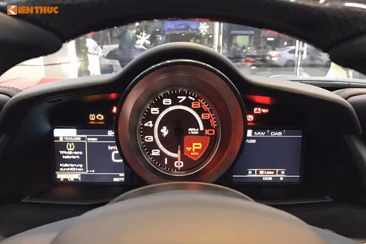 Vị trí 3 nút bấm R – Auto – Launch trên xe được xếp theo chiều dọc thay vì ngang như trước. Điểm nhấn trong nội thất của xe chính là màn hình hiển thị thông tin bên ghế phụ có giá trị lên đến hơn 70 triệu đồng. Màn hình trên mẫu siêu xe đình đám này có chức năng hiển thị vòng tua, tốc độ di chuyển của xe, hộp số…